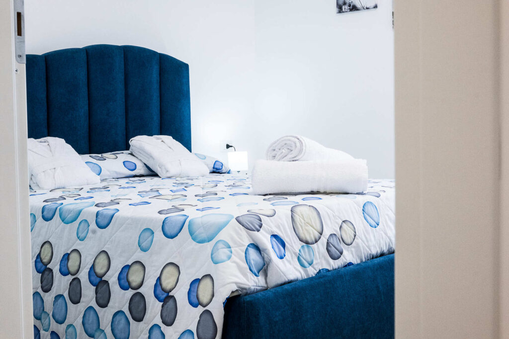 Camera da letto del Paradiso sul Mare a Brolo