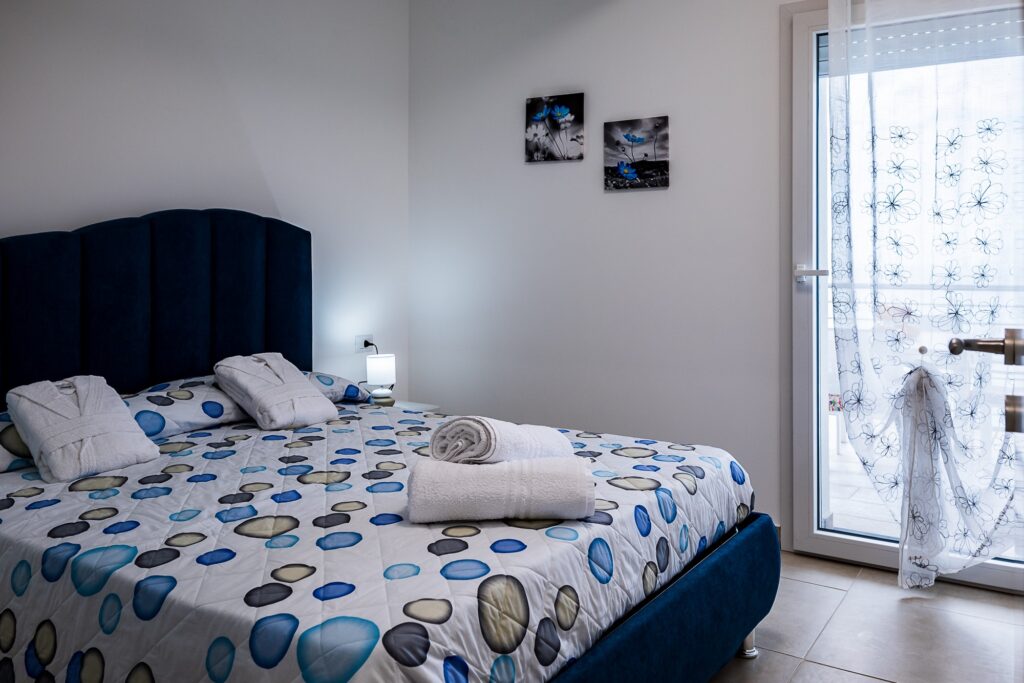 Camera da letto del Paradiso sul mare a Brolo, Sicilia