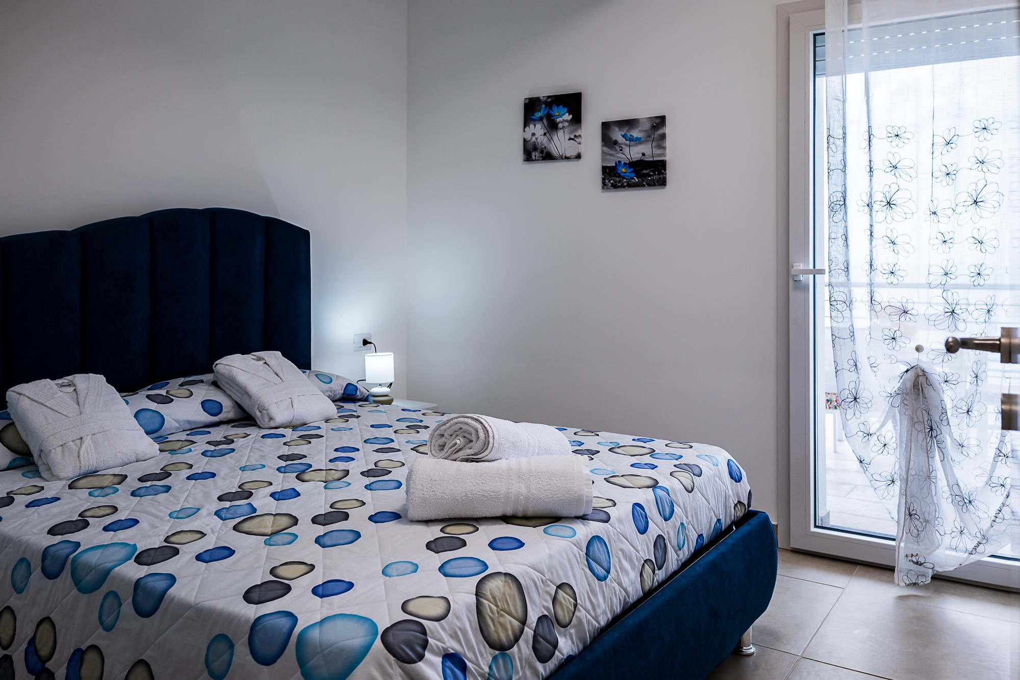 Camera da letto del Paradiso sul mare a Brolo, Sicilia