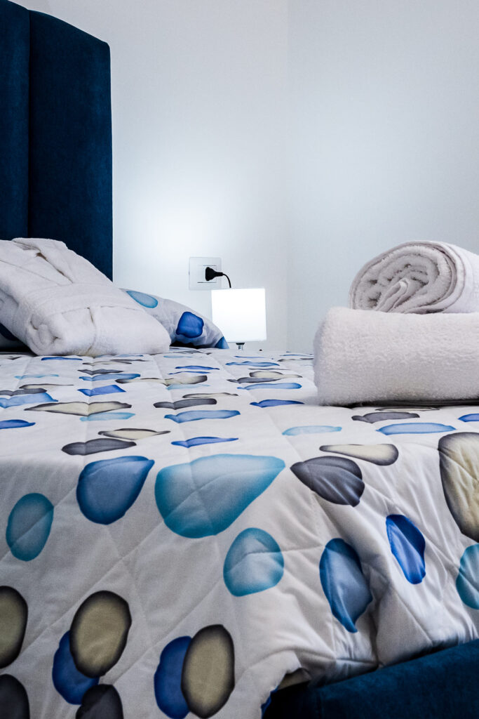 Particolare della camera da letto del Paradiso sul Mare a Brolo