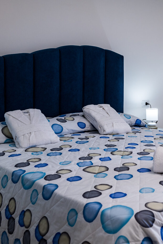 Particolare della camera da letto del Paradiso sul Mare a Brolo