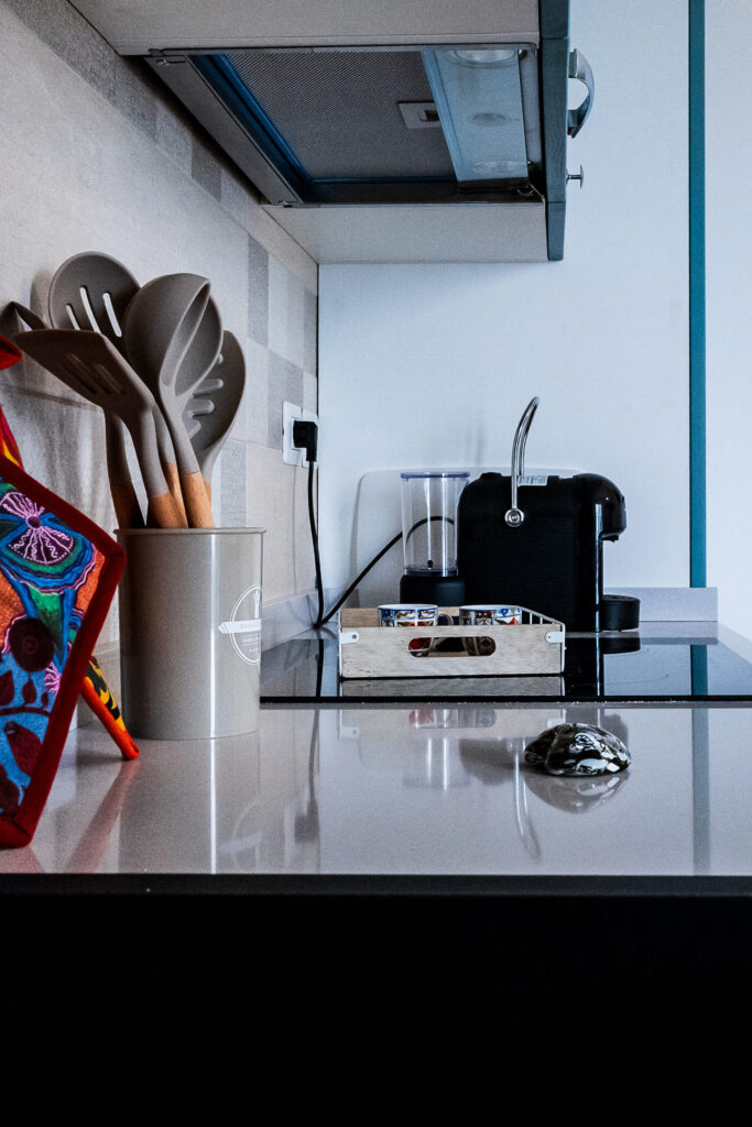 Particolare della cucina del Paradiso sul Mare a Brolo